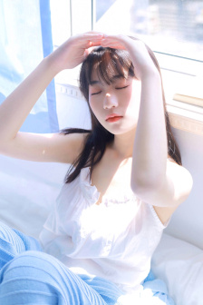 两个人一前一后地动着